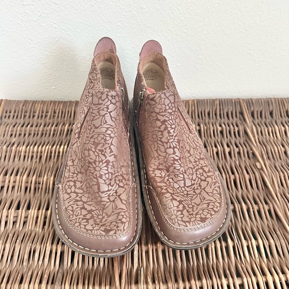 Algeria Floral Butterfly Boot - Picture 3 of 13